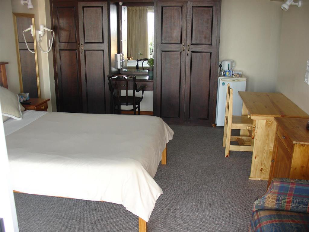 On The Bay Guesthouse Kruisfontein Bagian luar foto